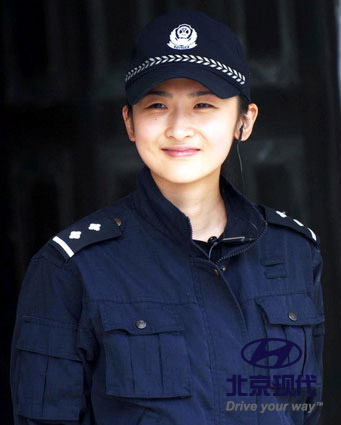 帅气女特警选拔标准高 英语过关身材有要求