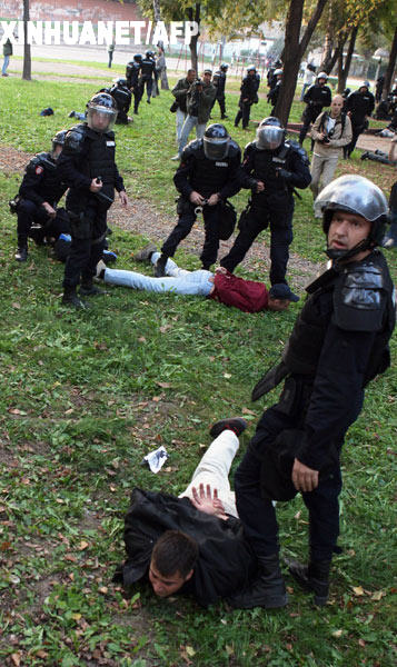     10月7日，塞尔维亚防暴警察在诺维萨德逮捕当地一个新纳粹团体的成员。当天，警察逮捕了该组织约30名成员。该组织上个月曾希望举行一个集会，但是由于塞尔维亚政党和世界犹太人大会等组织的反对而未得逞。 新华社/法新