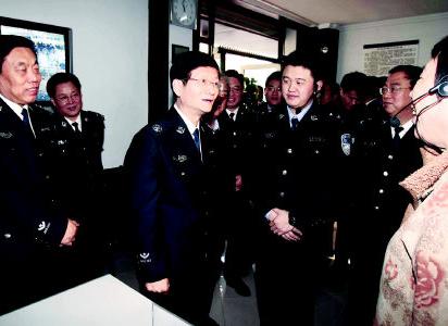 孟建柱在沈阳市莱茵河畔社区考察时,与社区干部、社区民警亲切交谈。(赵飞摄)