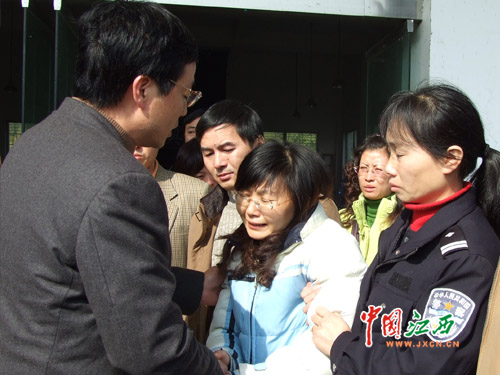 上饶市委常委、公安局长涂远征亲切慰问刘民妻子徐晓勤。(记者 何淳勇 摄) 