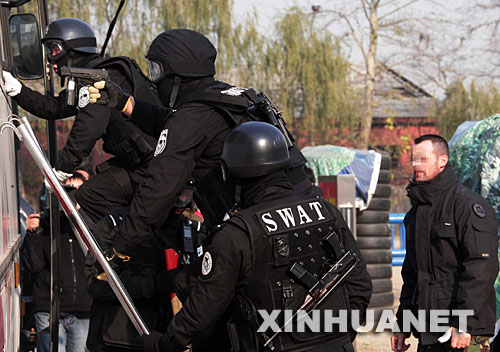 11月21日，北京公安特警在“黑豹”特警队专家的指导下进行处置公共汽车突发事件情景战术训练。当日，法国“黑豹”特警队专家应邀为北京市公安局特警总队业务骨干进行模拟情景战术培训。 