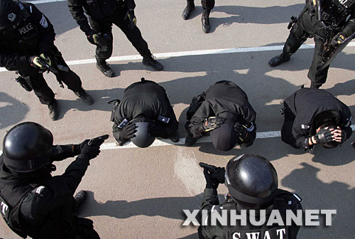  11月21日，北京公安特警在处置公共汽车突发事件情景战术训练中擒获“疑犯”。 