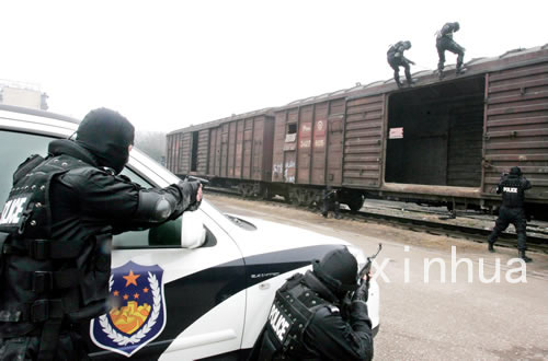 11月22日，特警战士参加模拟实战防恐演练。近期，武汉铁路特警针对铁路治安情况和特点，开展冬季苦练基本功活动，进行擒敌拳、警棍术、射击训练，旅客列车搜索等战术技能训练，提高综合作战能力。新华社发(赵军 摄) 