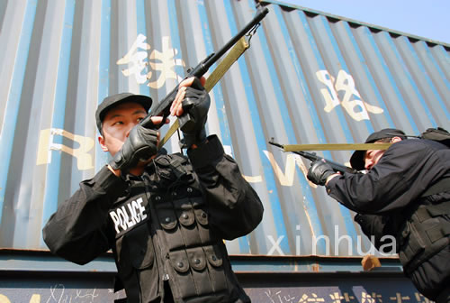 11月22日，特警战士参加模拟实战防恐演练。近期，武汉铁路特警针对铁路治安情况和特点，开展冬季苦练基本功活动，进行擒敌拳、警棍术、射击训练，旅客列车搜索等战术技能训练，提高综合作战能力。新华社发(赵军 摄) 