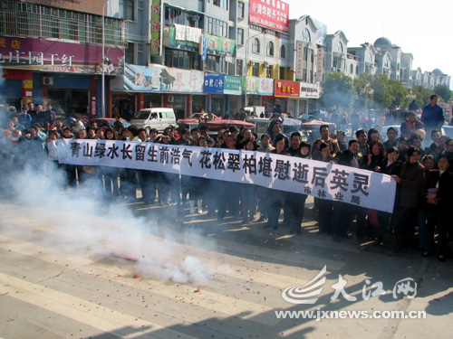 群众自发排队送刘民一程。