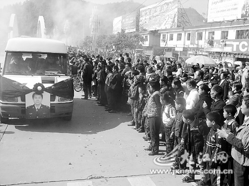 在运送刘民骨灰的灵车前往烈士陵园的路上,德兴大街上有万余名群众为英雄送别。