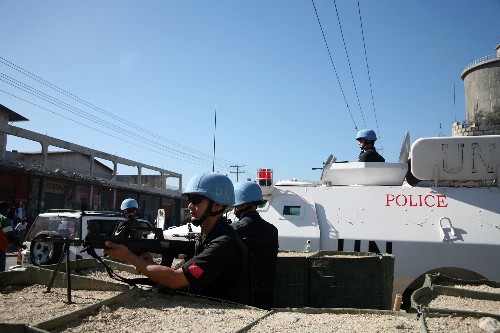 12月2日,中国防暴队员在海地首都太子港一号公路第15任务点附近执行维和任务。 新华社发(陈阳红 摄)