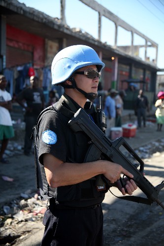 12月2日,中国防暴队员在海地首都太子港一号公路第15任务点附近执行维和任务。 新华社发(陈阳红 摄)