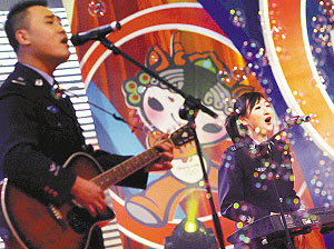 图文-人民警察学院歌声阵阵 职业礼仪赛公安队夺冠 