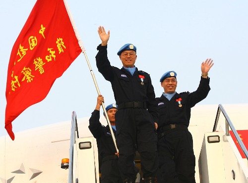中国第五支赴海地维和警察防暴队凯旋并荣立集体一等功 新华社照片,广州,2007年12月15日 中国第五支赴海地维和警察防暴队凯旋并荣立集体一等功 12月15日,防暴队队员走下飞机。当日,中国第五支赴海地维和警察防暴队一行95名队员飞抵广州白云国际机场,加上此前已经回国的30名先遣队员,这支由125名队员组成的队伍圆满完成了为期8个月的联合国海地任务区维和任务,平安返回祖国。 15日下午,公安部与广东省委、省政府在广州召开授勋暨表彰大会,为中国第五支赴海地维和警察防暴队记集体一等功。 新华社发(李国良摄)