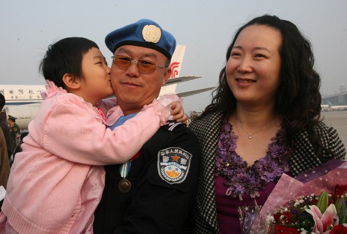 12月15日,防暴队政委胡运旺一家三口在机场团圆。