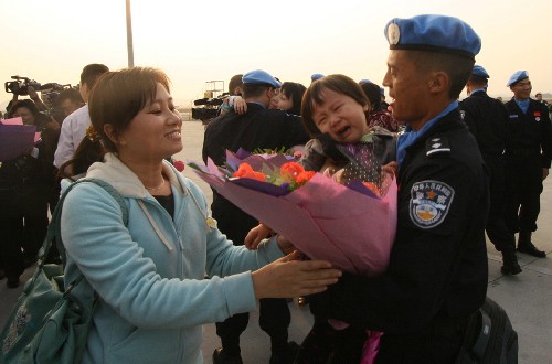 12月15日,防暴队队员与亲人团聚。
