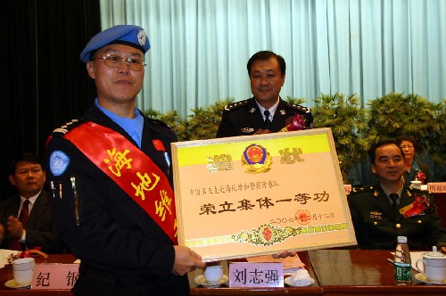 12月15日,防暴队队员展示集体一等功奖状。