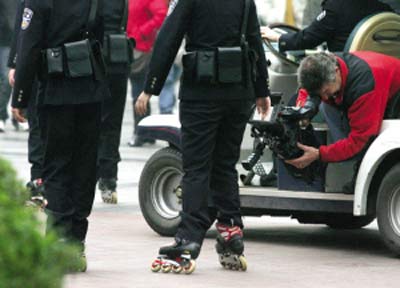 “轮滑巡警”飒爽英姿滑进美国探索频道(图)
