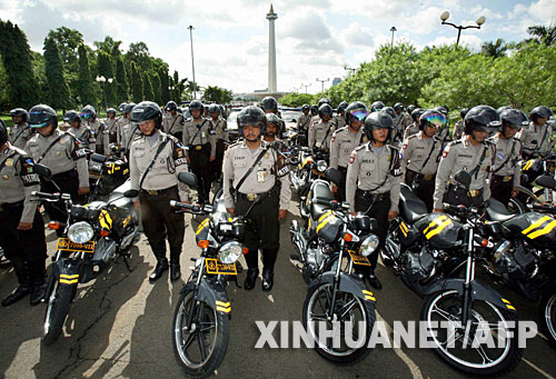  12月24日，印度尼西亚警察在首都雅加达列队集结。在圣诞假期期间，印尼全境将出动大约14万警力防范恐怖袭击和维持社会治安。基督徒约占印尼人口的5%。 新华社/法新 