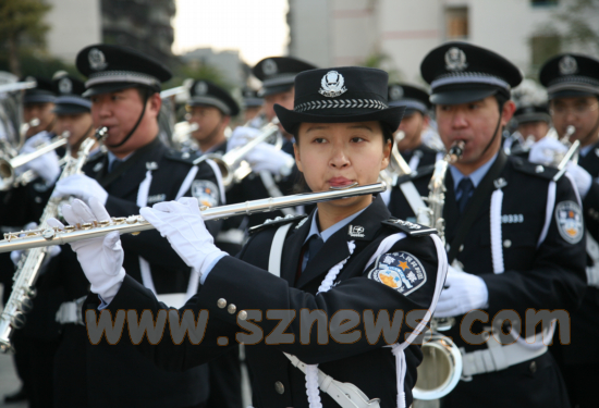 深圳成立警察乐团 新年首次亮相升旗仪式