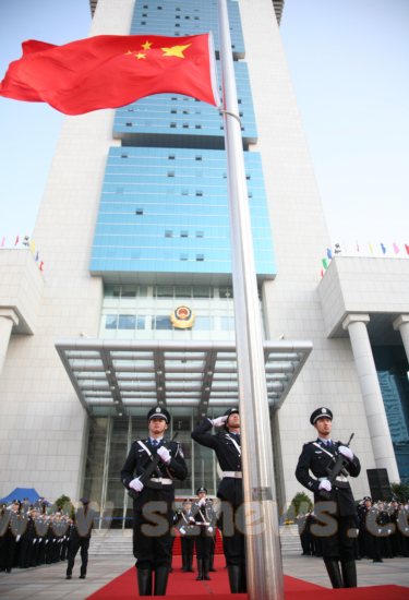 深圳成立警察乐团 新年首次亮相升旗仪式