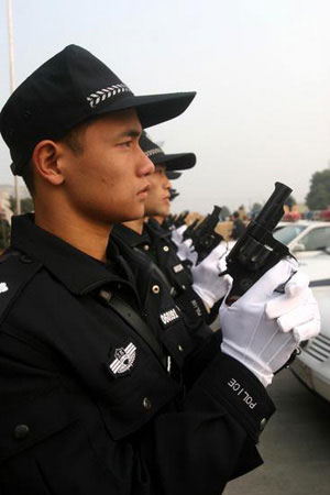 2008年1月9日，特警试用9mm警用转轮手枪。当日，江苏省南通市公安局举行单警装备发放暨9mm警用转轮手枪授枪仪式。