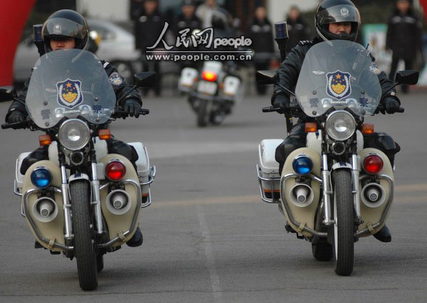 警用摩托车能很容易地穿街走巷,大大缩短出警时间,提高警察的机动性和灵活性。