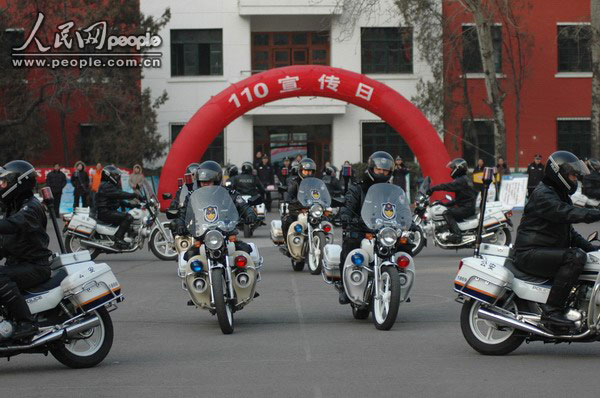 精彩的摩托车编队行进表演。