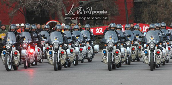 16辆蓝白相间的本田250型警用摩托车组成了“轻骑兵”方队。记者 杨铁虎摄