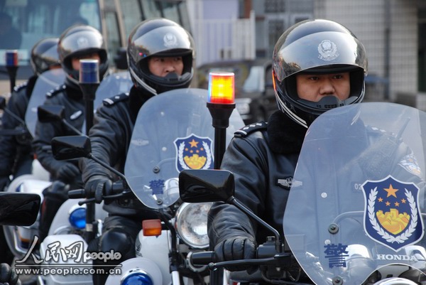 2005年12月31日,北京西城公安分局巡警支队摩托车处突队正式上街值勤。西城警方是城八区率先恢复摩托车巡逻的。