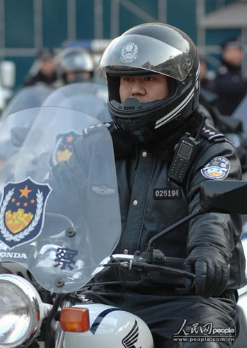 处突队员都是从基层派出所里层层选拔出来的,年龄均在30岁以下,要求至少有3年警龄、身体素质好、有较强的语言表达能力和敏捷的思维等。