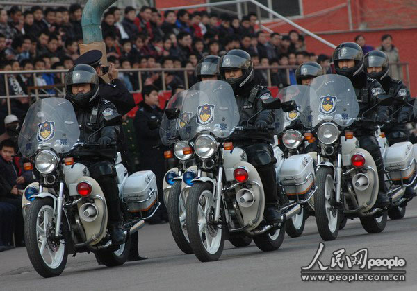 摩托车巡逻队机动性强,能够更加方便地接受群众的求助,发现犯罪分子,对打击街头犯罪十分有效。