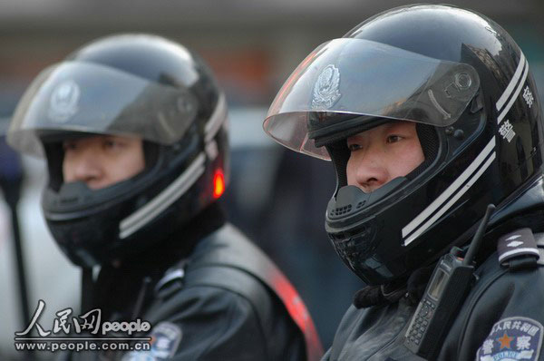 处突队员头戴黑色的摩托车盔,身穿黑色多功能作训服,外形十分酷。