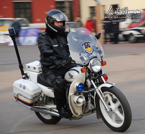 摩托车处突队的“坐骑”是专门定制的本田250型警用摩托车,每辆价值6万余元,性能优越,时速最高可达140公里。