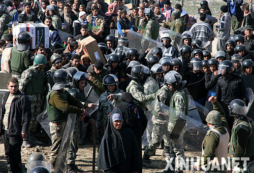 1月25日，埃及军人和防暴警察在加沙地带南部与埃及交界处的拉法口岸阻止巴勒斯坦人进入埃及境内。
