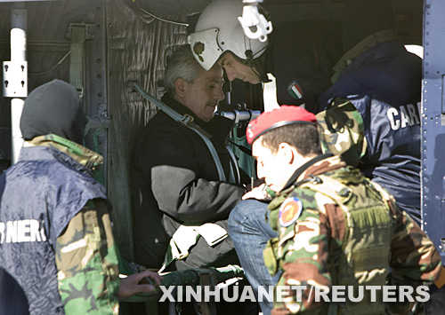 2月19日，在意大利南部的雷焦卡拉布里亚，“恩德朗盖塔”黑手党集团“教父”帕斯夸莱·孔代洛（左二）在警察的押送下坐进直升机。