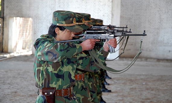 图文：中国女子特警射击训练
