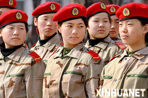 3月5日，一身戎装的女子特警队员在出操列队。