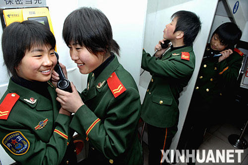 3月5日，内蒙古籍战士尚晓慧（左一）等在与家人通电话，汇报警营里的生活。