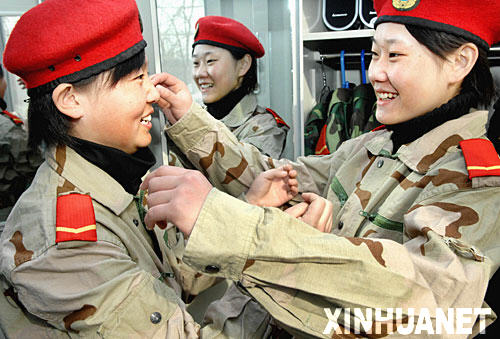  3月5日，17岁的赵倩（左）与18岁谢婷婷第一次穿上“红色贝雷”作训服显得格外兴奋。