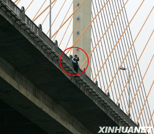 3月8日，在广西南宁市白沙大桥，扮成护士的女警察正在解救男子。当日，一名男子站在广西南宁市白沙大桥栏杆外面欲寻短见。警方接到市民报警后，派遣一名女警察扮成护士，接近男子开展劝说工作。经过近一个小时的劝说，欲寻短见的男子被成功解救