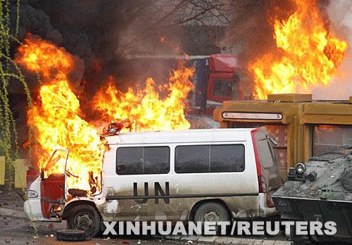 3月17日，在科索沃北部的米特罗维察市，一辆联合国汽车在冲突中着火。当日，联合国维和警察在北约维和部队的支持下收复米特罗维察市由联合国管理的一家法院的过程中与科索沃塞族人发生冲突，数十名塞族人被拘捕。这是自科索沃2月17日单方面宣布独立以来，国际维和人员和科索沃塞族人之间发生的最严重冲突。