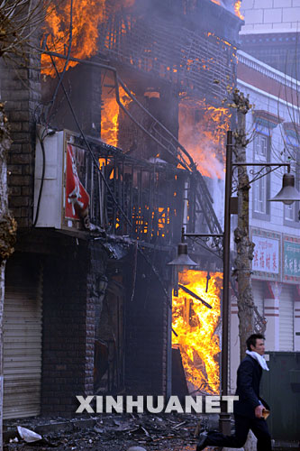 3月14日，拉萨市朵森格路上的商店正在燃烧。