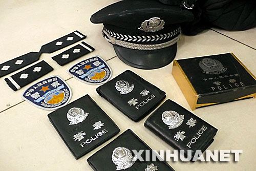 被警方查获的臂章、警服等（3月29日摄）。     3月28日，接群众举报，济南市二七新村派出所在该市二七中街一居民房内查获仿真枪27支，小口径气枪1支及警用腰带、臂章、警服等。据民警介绍，这些“枪”具有很大的杀伤力，能在10米范围内打穿易拉罐。目前，犯罪嫌疑人李某已被抓获归案，该案正在进一步审理之中。     新华社记者范长国摄 