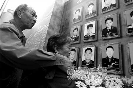 深圳鸣枪公祭因公殉职警察(图)