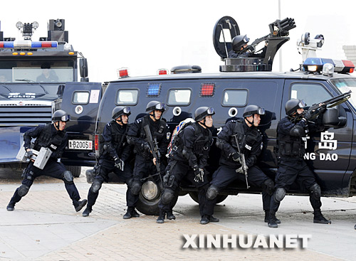 4月17日，特警队员在“人质解救”演练中。     当日，青岛市警方在奥运会帆船比赛地举行奥运安保突发危急事件处置演练，各警种在有毒气体处置、人员疏散、危险品防爆、人质解救、新装备运用等方面进行协同作战。     