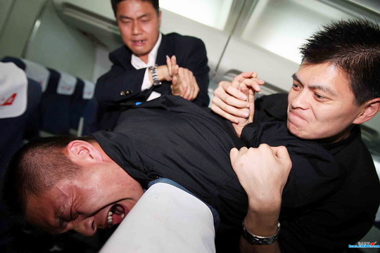 上海航空公司举行空防安全实战模拟客舱演练