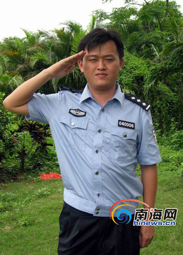 “做好自己的工作，誓为奥运安全添更多一份保障！”——火炬手严树勋（本网记者 赵仕芳摄）