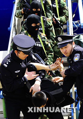 5月8日，辽宁海警一支队战士和大连市公安局海上分局的干警将“歹徒”押下客轮。     当日，辽宁海警一支队协同大连市公安局海上分局、辽宁省大连海洋渔业集团公司在渤海湾内的“渤海银珠”号大型滚装客轮上联合进行反恐实战演习。演习模拟海上的大型客轮航行中被恐怖分子劫持并威胁炸船。公安干警和武警战士快速出警，制服歹徒，解救被劫船只。反恐实战演练旨在提高有关部门指挥、处置、救援、保障与协同作战能力。 　 新华社记者 任勇摄　 
