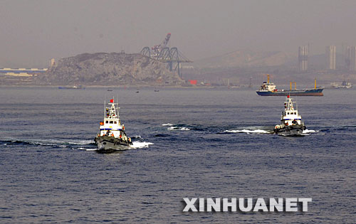 5月8日，辽宁海警一支队的船艇接警后赶往“被劫持”的客轮。     当日，辽宁海警一支队协同大连市公安局海上分局、辽宁省大连海洋渔业集团公司在渤海湾内的“渤海银珠”号大型滚装客轮上联合进行反恐实战演习。演习模拟海上的大型客轮航行中被恐怖分子劫持并威胁炸船。公安干警和武警战士快速出警，制服歹徒，解救被劫船只。反恐实战演练旨在提高有关部门指挥、处置、救援、保障与协同作战能力。 　 新华社记者 任勇摄　 