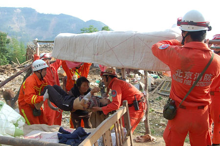 北京警方抢险救援队奔赴灾区 救出群众500余人