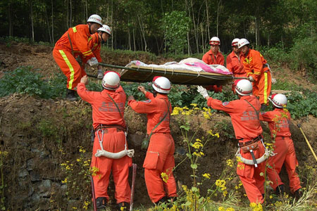 北京警方抢险救援队奔赴灾区 救出群众500余人