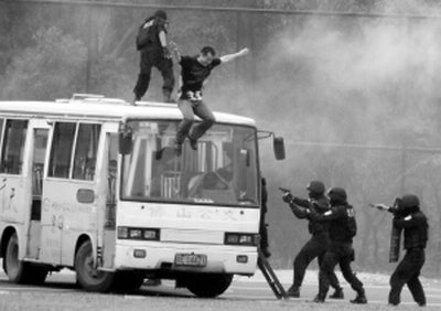 广州警察携精良装备上街巡游(组图)