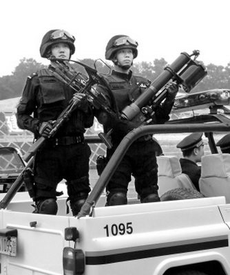 广州警察携精良装备上街巡游(组图)